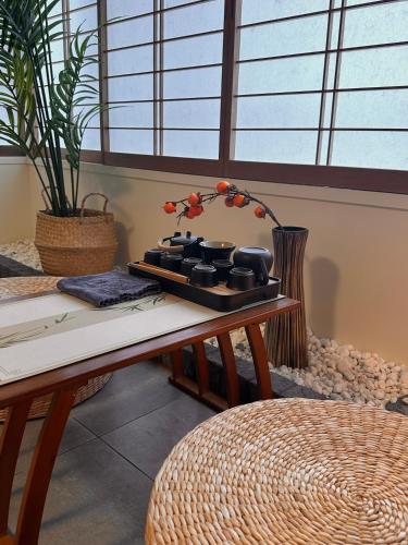 a room with a table with a plant on it at Kyo Sai 浅草3F　120㎡超え浅草寺まで徒步約10分 in Tokyo