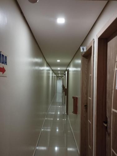 un long couloir dans un bâtiment avec plafond dans l'établissement Hotel motel Raiar do Sol santo Amaro, à São Paulo