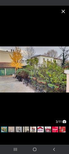 deux photos de vélos garés dans un parc dans l'établissement Chez Babou J, à Saint-Denis