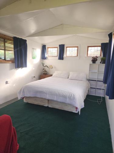 Un pat sau paturi într-o cameră la Cabin, Caravan and Woodfired Hottub Homestay