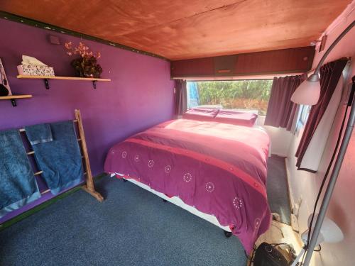 Un pat sau paturi într-o cameră la Cabin, Caravan and Woodfired Hottub Homestay