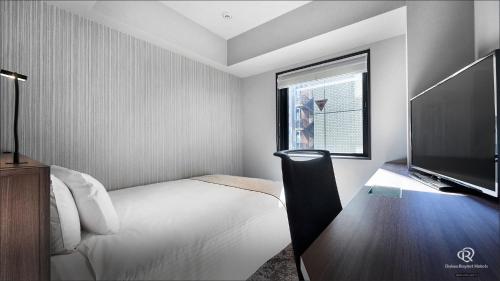 a bedroom with a bed and a flat screen tv at Daiwa Roynet Hotel Shimbashi in Tokyo