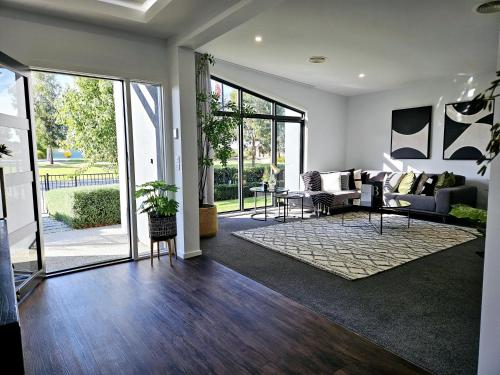 een woonkamer met een bank en een tafel bij Charming on Cormorant in Kialla