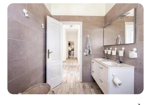 a bathroom with a sink and a mirror at Villa Carmen Julia 1 in Arafo