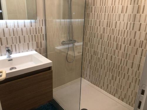 een badkamer met een douche en een wastafel bij Appartement Pyla-sur-Mer, 2 pièces, 4 personnes - FR-1-420-47 in Pyla-sur-Mer