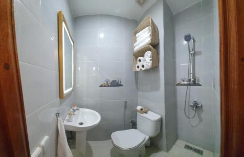 馬拉喀什的住宿－Cozy apartment in the heart of marrakech，白色的浴室设有卫生间和水槽。