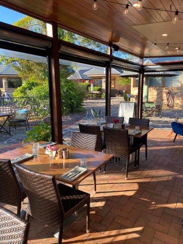 Un restaurante u otro lugar para comer en Robyn's Nest Lakeside Resort
