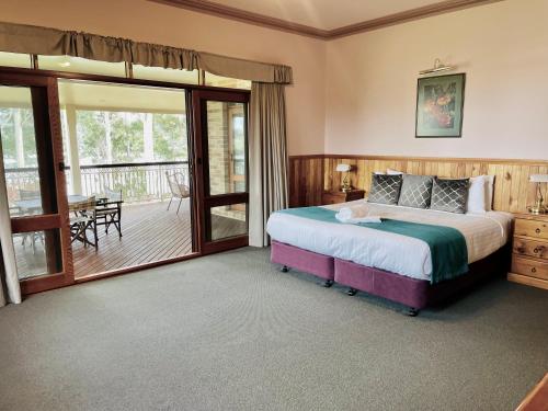 Una cama o camas en una habitación de Robyn's Nest Lakeside Resort