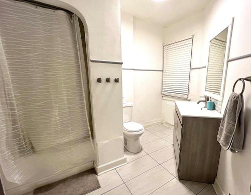 uma casa de banho com um chuveiro, um WC e um lavatório. em Your Hollywood Adventure Awaits! em Los Angeles
