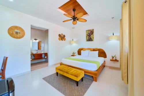 a bedroom with a bed and a ceiling fan at Olinca Boutique Hotel in Puerto Viejo