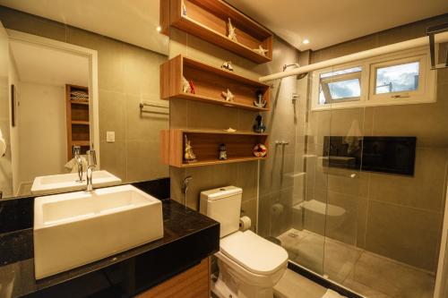 ein Badezimmer mit Toilette, Waschbecken und Dusche in der Unterkunft Casa em Maragogi/AL in Maragogi