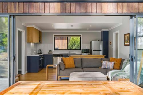 Η κουζίνα ή μικρή κουζίνα στο Herlihys On Huon - Cabin 2