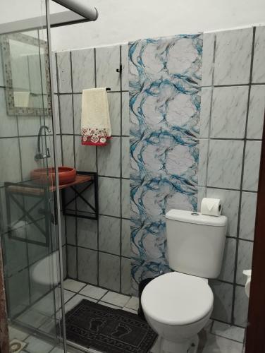 a bathroom with a toilet and a shower at Pousada Ray Sol - Centro Arraial d Ajuda in Arraial d'Ajuda
