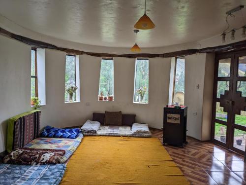 Habitación con 2 camas en una habitación con ventanas en Elegua Casa Medicina en Pisac