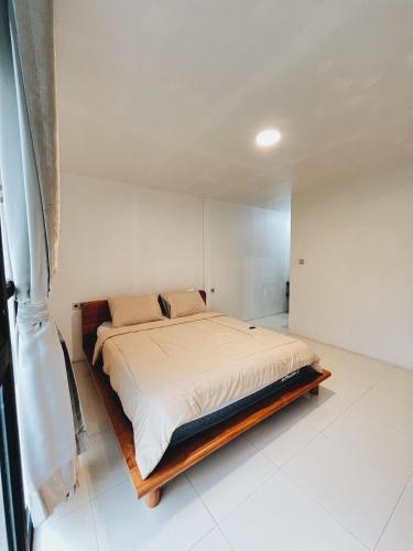 1 dormitorio con 1 cama grande en una habitación en Ginastro Hom en Bangli