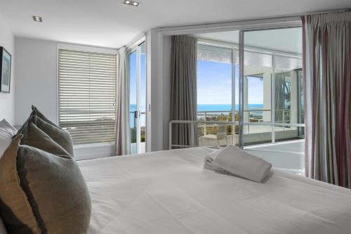 Postel nebo postele na pokoji v ubytování Panoramic City Views with Hot Tub