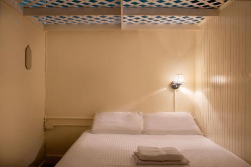 The Nolita Express Hostel في نيويورك: غرفة نوم عليها سرير وفوط