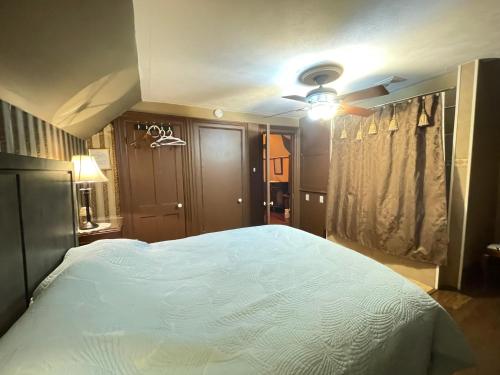 um quarto com uma cama grande e uma ventoinha de tecto em THE RED STAR ROOM D em Cataratas do Niágara