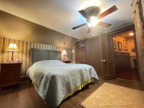 1 dormitorio con 1 cama y ventilador de techo en THE RED STAR ROOM D, en Niagara Falls