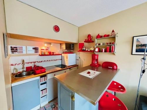 Photo de la galerie de l'établissement Studio lumineux avec balcon, Arcachon Centre, à 200m de la plage, proche commerces et marché - FR-1-433-119, à Arcachon