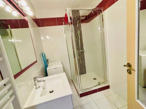 Photo de la galerie de l'établissement Studio lumineux avec balcon, Arcachon Centre, à 200m de la plage, proche commerces et marché - FR-1-433-119, à Arcachon