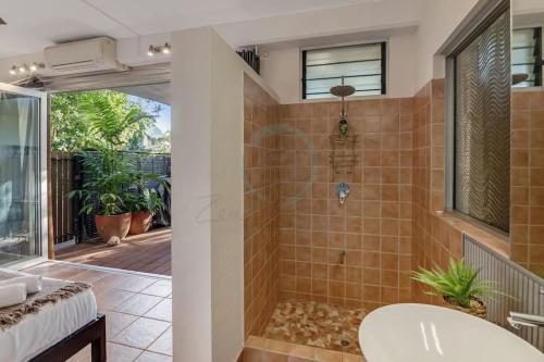 y baño con ducha y bañera. en Zen Serene Seascape - Family Pool - BBQ - Markets, en Fannie Bay