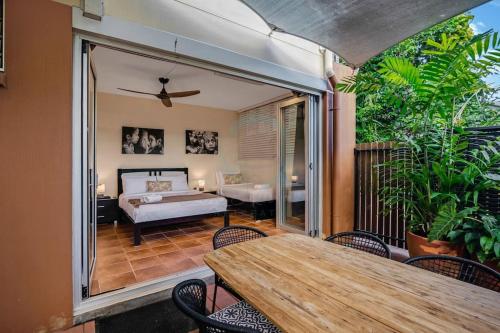 Zimmer mit einem Bett und einem Tisch in der Unterkunft Zen Serene Seascape - Family Pool - BBQ - Markets in Fannie Bay