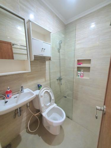 La salle de bains est pourvue de toilettes, d'un lavabo et d'une douche. dans l'établissement HOUSE IN SURAKARTA, à Grogol