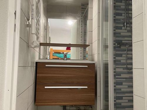 une salle de bain avec un lavabo et un miroir dans l'établissement Appartement T2 cabine avec piscine, parking, proche mer et commerces - Cap d'Agde - FR-1-607-196, au Cap d'Agde