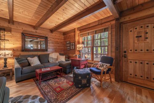 Galeriebild der Unterkunft Cozy Pet-Friendly Cabin Private Hot Tub Fenced In Yard Book on Mobile for Promo Price in Homewood