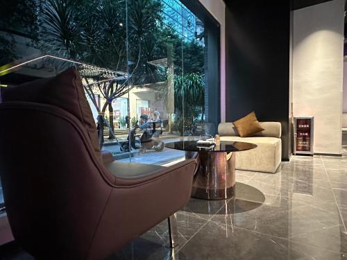 a living room with a couch and a table at CityNote Hotel - Guangzhou Donghu Metro Station Pearl River Night Tour Dashatou Pier Shop in Guangzhou