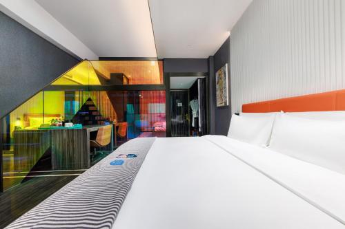a bedroom with a large white bed in a room at CityNote Hotel - Guangzhou Donghu Metro Station Pearl River Night Tour Dashatou Pier Shop in Guangzhou