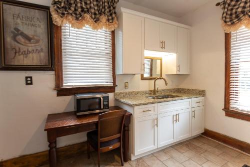eine Küche mit einer Spüle und einer Mikrowelle auf dem Tisch in der Unterkunft 5 BR Downtown Savannah GA in Savannah