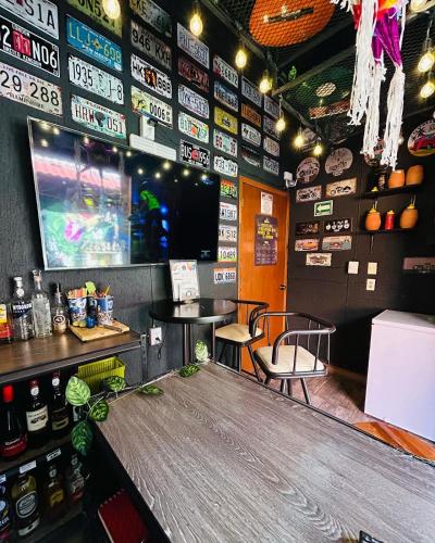 a bar with two chairs and a table and a television at Campestre La Ninfa in Huasca de Ocampo