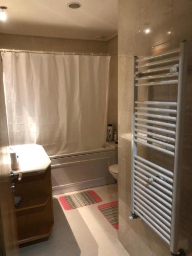 a bathroom with a tub and a toilet and a shower at Apartamento Lisboa in Lisbon
