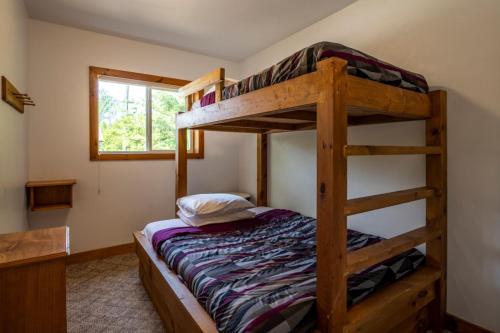 um quarto com dois beliches numa casa em 4 Bedroom Blue Mountain Chalet, Private Beach Access, BBQ, Petfriendly em Blue Mountains