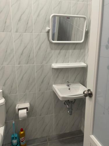 a bathroom with a sink and a mirror on the wall at S & K surin in Ban Khi Lek