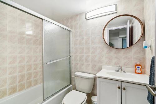 ein Bad mit einer Dusche, einem WC und einem Waschbecken in der Unterkunft 4 Bedroom Paradise in the Heart of Lower Manhattan in New York