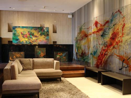- un salon avec un canapé et une carte murale dans l'établissement Yonezawa Excel Hotel Tokyu Reopening on June 1 "DEN'S HOTEL yonezawa", à Yonezawa