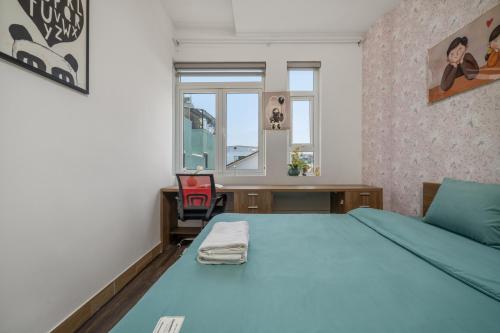 a bedroom with a bed and a desk and a window at Y Homestay Đà Nẵng Gần Sân Bay và trung tâm in Da Nang
