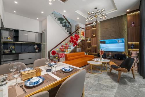 a living room with a table and chairs and a couch at Y Homestay Đà Nẵng Gần Sân Bay và trung tâm in Da Nang