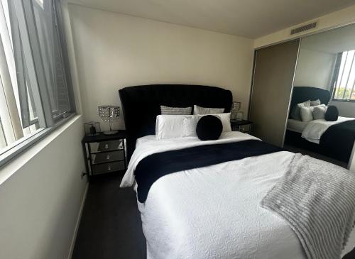 een slaapkamer met een bed met een persoon erop bij Drummoyne Apartment in Sydney