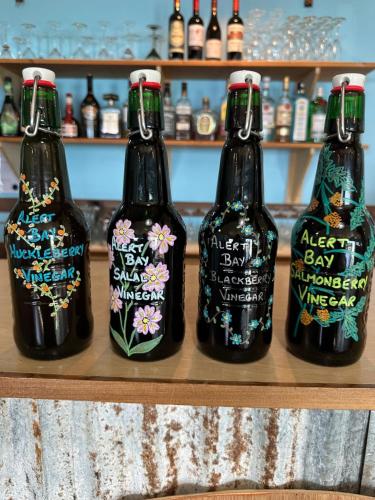 cuatro botellas de cerveza sentadas en un estante en Alert Bay Sweet Home, en Alert Bay