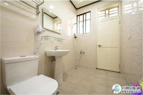 Chen-shan-ts'un的住宿－享Villa，浴室配有卫生间、盥洗盆和淋浴。