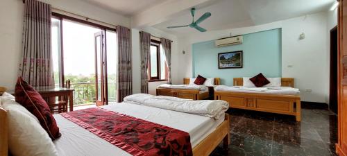 una camera d'albergo con due letti e una finestra di Thap Tam Royal Hotel a Ninh Binh
