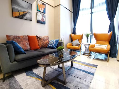 a living room with a couch and a table at Zun Xiang Executive Apartment - Shenzhen Futian Exhibition Center in Shenzhen