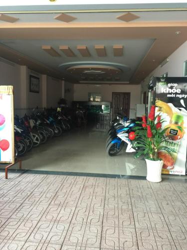 un grupo de motocicletas estacionadas en un garaje en KHÁCH SẠN HOÀNG TRÍ 89 (HOANG TRI 89 HOTEL) en Hố Nai