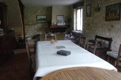 Cette chambre dispose d'une table avec une boîte. dans l'établissement grande maison, à Cels
