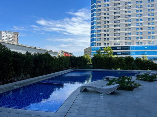 een zwembad in een stad met een gebouw bij Aeon Towers Davao Condominium in Davao City