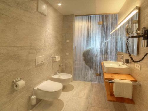 ein Bad mit einem WC, einem Waschbecken und einer Dusche in der Unterkunft Holiday apartment in St Lorenzen in Floronzo